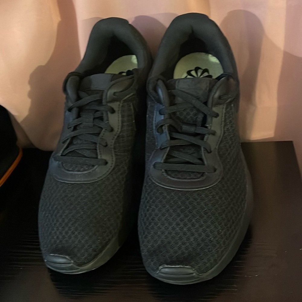 Nike Tanjun Triple Black Sneakers DJ6257-002 Women 9.5 very clean smoke free ENV